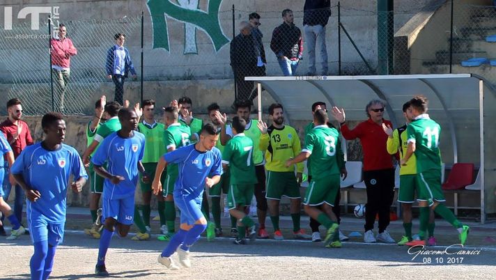 Vallelunga-Muxar, il portiere prende gol: la tifoseria lo consola con una…birra Vallelunga-Muxar, il portiere prende gol: la tifoseria lo consola con una…birra - immagine 1