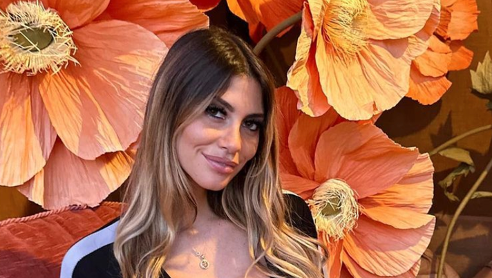 Stefania Macario, domenica tra le zucche. Lady Di Gennaro incanta col suo décolleté - immagine 1