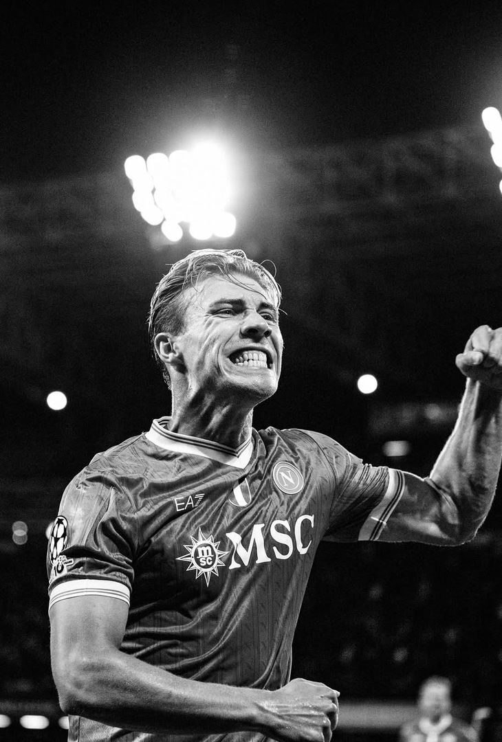 L'estasi per la prestazione di Kevin De Bruyne e la gioia per la doppietta messa a referto da Rasmus Hojlund: due sentimenti positivi (e cardini) rappresentati alla perfezione dal riassunto 'in bianco e nero' di Napoli-Sporting Lisbona realizzato dall'admin dell'account Instagram della compagine partenopea.