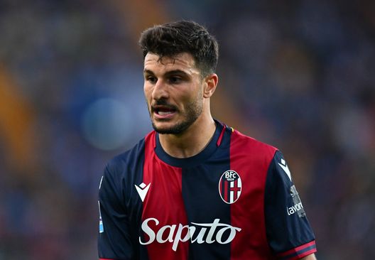 Riccardo Orsolini del Bologna guarda durante la partita di Serie A tra Udinese e Bologna allo Stadio Friuli il 28 aprile 2025 a Udine, Italia. (Foto di Alessandro Sabattini/Getty Images) Finale Coppa Italia, tifosi del Bologna increduli: sono spariti alcuni pullman per Roma- immagine 2