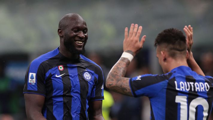 MILAN, ITALY - MAY 27: Lautaro Martinez of FC Internazionale celebrates after scoring his team's third goal with teammate Romelu Lukaku during the Serie A match between FC Internazionale and Atalanta BC at Stadio Giuseppe Meazza on May 27, 2023 in Milan, Italy. (Photo by Emilio Andreoli - Inter/Inter via Getty Images) Inter, Lautaro glissa le domande su Lukaku: “Thuram è un grande giocatore” - immagine 1