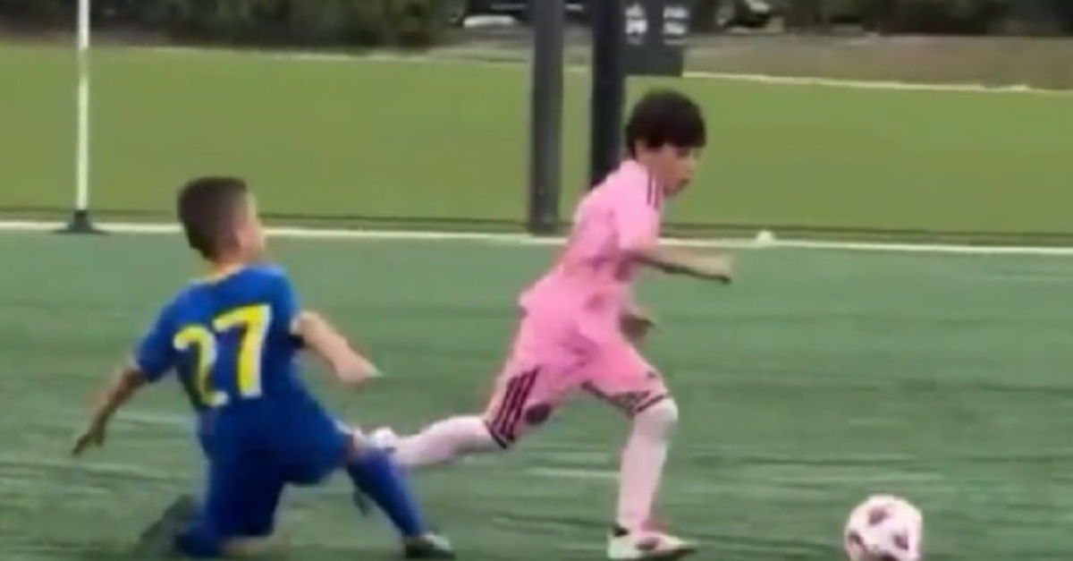 Il figlio di Messi gioca come papà Leao: ecco i suoi colpi | VIDEO