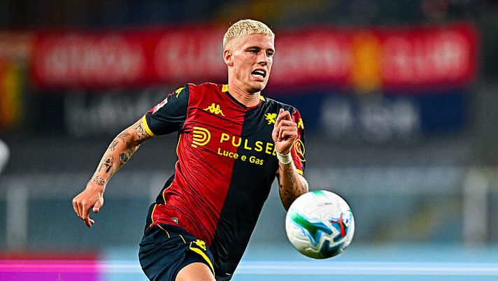 GENOA, ITALY - SEPTEMBER 25: Albert Gronbaek of Genoa is seen in action during the Coppa Italia match between Genoa CFC and Empoli at Stadio Luigi Ferraris on September 25, 2025 in Genoa, Italy. (Photo by Simone Arveda/Getty Images) ULTIM’ORA – Gronbaek lascia il Genoa e il fantacalcio: accordo raggiunto - immagine 1