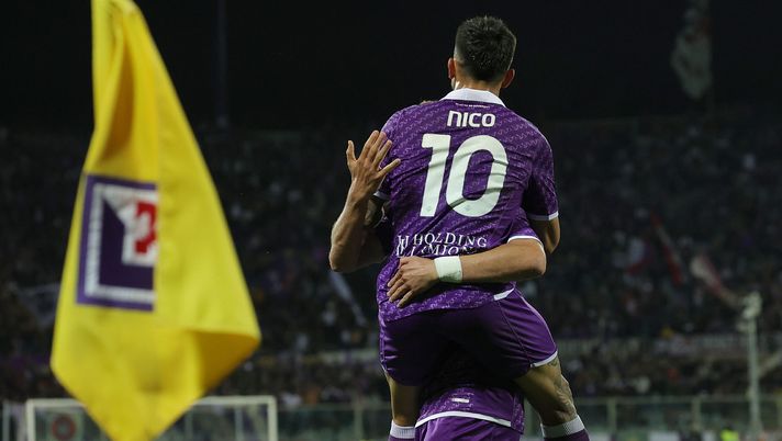 FLORENCE, ITALY - APRIL 28: Nicolás Iván González of ACF Fiorentina celebrates after scoring a goal during the Serie A TIM match between ACF Fiorentina and US Sassuolo at Stadio Artemio Franchi on April 28, 2024 in Florence, Italy. (Photo by Gabriele Maltinti/Getty Images) Nico vs El Kaabi: è l’argentino l’ago della bilancia viola? - immagine 1