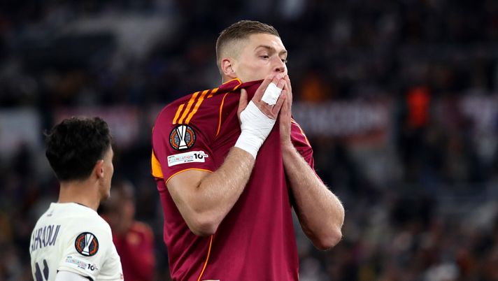 ROME, ITALY - OCTOBER 02: Artem Dovbyk of AS Roma reacts after missing a penalty during the UEFA Europa League 2025/26 League Phase MD2 match between AS Roma and LOSC Lille at Stadio Olimpico on October 02, 2025 in Rome, Italy. (Photo by Paolo Bruno/Getty Images) ‘RADIO PENSIERI’ FERRAJOLO: “La Roma segna pochissimo, non lotta per lo scudetto” - immagine 1