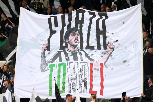 FOTO – Tonali-mania al Newcastle: i tifosi gli dedicano un mega-striscione - immagine 1