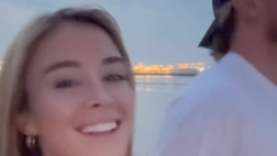 VIDEO / Diletta, passeggiata col suo Karius. La Leotta romantica in spiaggia