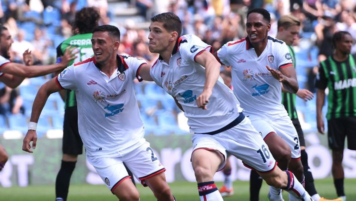 REGGIO NELL'EMILIA, ITALY - MAY 19: Matteo Prati of Cagliari Calcio celebrates after scoring the opening goal during the Serie A TIM match between US Sassuolo and Cagliari at Mapei Stadium - Citta' del Tricolore on May 19, 2024 in Reggio nell'Emilia, Italy. (Photo by Alessandro Sabattini/Getty Images) Cagliari, in dubbio la presenza di Prati per il Napoli: oggi le valutazioni di Nicola - immagine 1