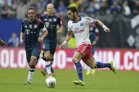 AMBURGO, GERMANIA - 3 MAGGIO: Hakan Çalhanoglu all'Amburgo durante la partita di Bundesliga contro il Bayern Monaco all'Imtech Arena il 3 maggio 2014 ad Amburgo, Germania. (Foto di Oliver Hardt/Bongarts/Getty Images) Calhanoglu, l’uomo senza bandiera: il futuro incerto del regista dell’Inter- immagine 3