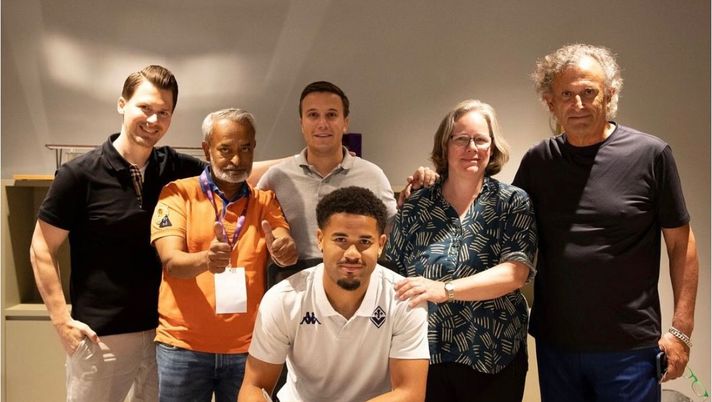 FOTO VN – Il momento della firma di Sohm con tutta la famiglia e gli agenti - immagine 1