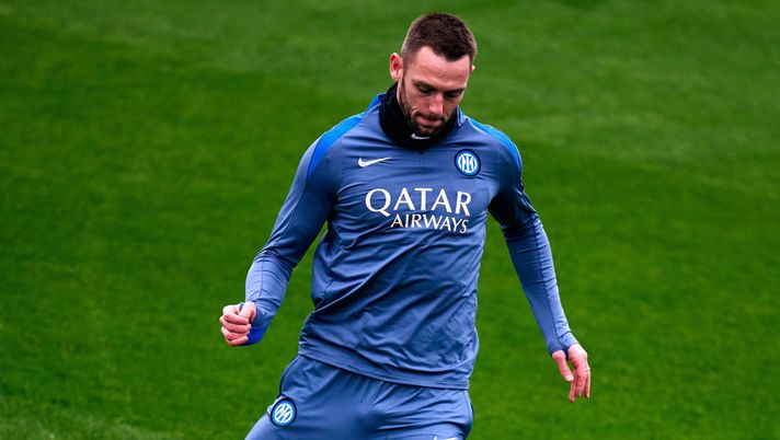 Inter, dialoghi in corso con De Vrij. Clausola altro anno? Club vuole procedere in altro modo - immagine 1