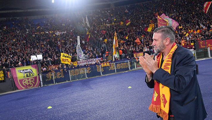 ROME, ITALY - APRIL 14: Ex AS Roma player Vincent Candela greets fans prior the UEFA Conference League Quarter Final Leg Two match between AS Roma and FK Bodø/Glimt at Olimpico Stadium on April 14, 2022 in Rome, Italy. (Photo by Fabio Rossi/AS Roma via Getty Images) Roma, Candela e Mancini: “Settimana impegnativa, il derby oltre ogni cosa” - immagine 1