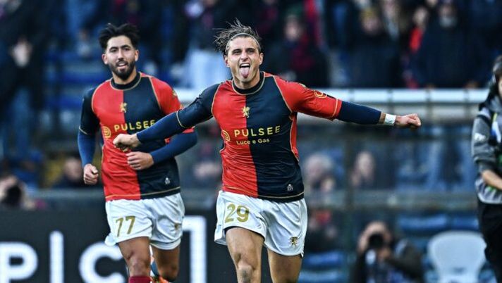 GENOA, ITALY - NOVEMBER 29: Lorenzo Colombo of Genoa (right) celebrates with his team-mate Mikael Ellertsson after scoring a goal during the Serie A match between Genoa CFC and Hellas Verona FC at Luigi Ferraris Stadium on November 29, 2025 in Genoa, Italy. (Photo by Simone Arveda/Getty Images) I voti al fantacalcio: Davis più di Zaniolo e Colombo, Belghali come Solet! Pellegrino quanto Giovane - immagine 1
