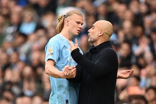 MANCHESTER, INGHILTERRA - 4 MAGGIO: Pep Guardiola, allenatore del Manchester City, e il suo giocatore, Erling Haaland, si scontrano dopo la sua sostituzione durante la partita di Premier League tra Manchester City e Wolverhampton Wanderers all'Etihad Stadium il 4 maggio 2024 a Manchester, Inghilterra. (Foto di Michael Regan/Getty Images) Haaland Guardiola