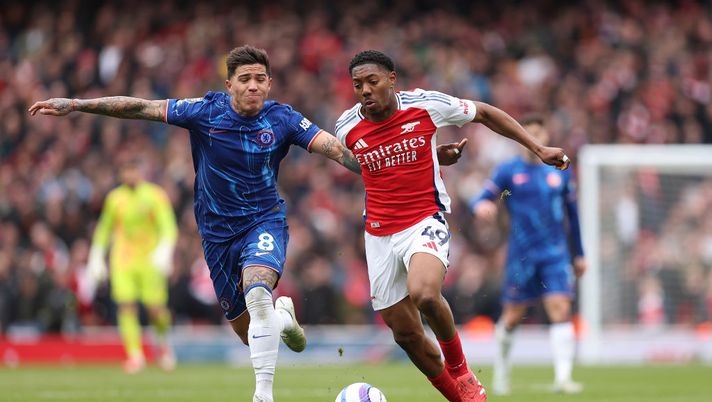 LONDON, ENGLAND - MARCH 16: Myles Lewis-Skelly of Arsenal is challenged by Enzo Fernandez of Chelsea during the Premier League match between Arsenal FC and Chelsea FC at Emirates Stadium on March 16, 2025 in London, England. (Photo by Julian Finney/Getty Images) Chelsea-Arsenal, un film targato MCU in occasione del Northwest London Derby - immagine 1