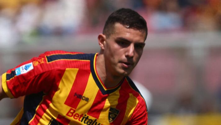 LECCE, ITALY - APRIL 06: Nikola Krstovic of Lecce competes for the ball with Francesco Zampano of Venezia during the Serie A match between Lecce and Venezia at Stadio Via del Mare on April 06, 2025 in Lecce, Italy. (Photo by Maurizio Lagana/Getty Images) Krstovic: “Il gol mi manca ma restiamo positivi, è stata una grande partita” - immagine 1