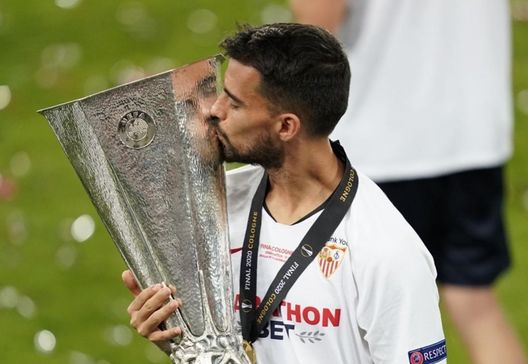 Suso bacia il trofeo dell'Europa League vinta contro l'Inter.