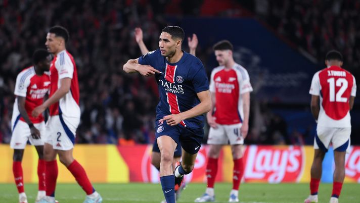 PARIS, FRANCE - MAY 07: Achraf Hakimi of Paris Saint-Germain celebrates scoring his team's second goal during the UEFA Champions League 2024/25 Semi Final Second Leg match between Paris Saint-Germain and Arsenal FC at Parc des Princes on May 07, 2025 in Paris, France. (Photo by David Ramos/Getty Images) Hakimi contro la parola ingiocabili: “Non lo siamo, il PSG è una squadra umile” - immagine 1