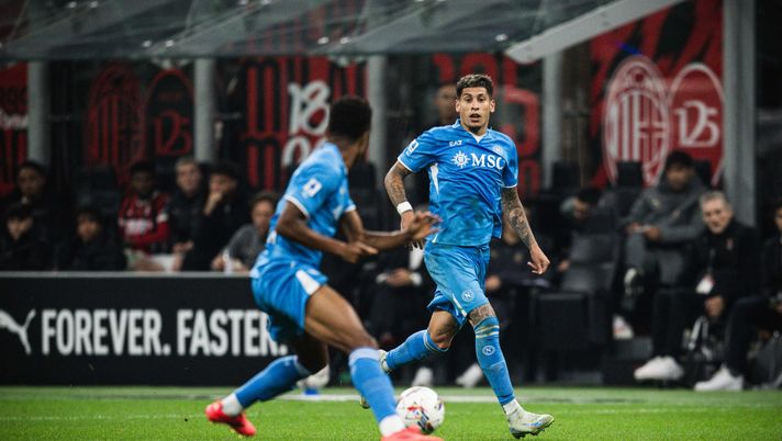 San Siro Stadium, Milan, ITALY - OCT 29 2024: SSC Napoli player Mathias Olivera in action during the Serie A match between AC Milan and SSC Napoli at San Siro Stadium on October 29, 2024 in Milan, Italy. (Photo by SSC Napoli/Getty Images) Olivera è la certezza di Conte, che crescita con il tecnico: il retroscena sul ruolo - immagine 1