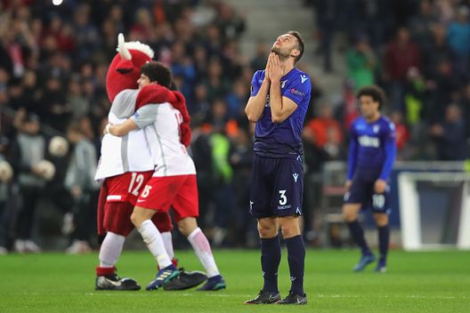 SALZBURG, AUSTRIA - APRIL 12: La disperazione di Stefan De Vrij dopo la clamorosa eliminazione della Lazio contro il Salisburgo (Foto di Alexander Hassenstein/Bongarts/Getty Images) Europa League, Athletic Bilbao in cerca del miracolo: la storia insegna che si può- immagine 3