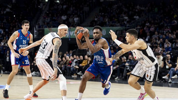 ISTANBUL, TURKEY - JANUARY 12: Rodrigue Beaubois, #1 of Anadolu Efes Istanbul in action during the Turkish Airlines EuroLeague Regular Season Round 21 match between Anadolu Efes Istanbul and Virtus Segafredo Bologna at Sinan Erdem Dome on January 12, 2024 in Istanbul, Turkey. (Photo by Tolga Adanali/Euroleague Basketball via Getty Images) Eurolega, play-in durissimo per la Virtus Bologna: i precedenti con l’Efes - immagine 1