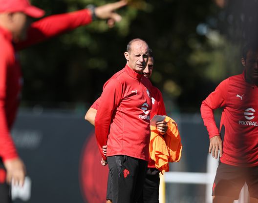 CARNAGO, ITALY - SEPTEMBER 29: Sotto lo sguardo del Mister, Massimiliano Allegri(Photo by Claudio Villa/AC Milan via Getty Images) Milanello