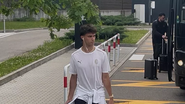 MILAN, LA PARTENZA DELLA SQUADRA VERSO LA FINALE DI ROMA. L’ULTIMO È SEMPRE LUI… - immagine 1