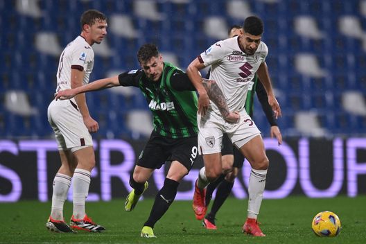 REGGIO NELL'EMILIA, ITALY - FEBRUARY 10: Andrea Pinamonti of US Sassuolo competes for the ball with Matteo Lovato and Adam Masina of Torino FC during the Serie A TIM match between US Sassuolo and Torino FC - Serie A TIM at Mapei Stadium - Citta' del Tricolore on February 10, 2024 in Reggio nell'Emilia, Italy. (Photo by Alessandro Sabattini/Getty Images)
