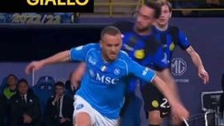 Napoli-Inter, nessun giallo a Calhanoglu: ma l’intervento su Lobotka è evidente
