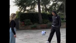 VIDEO / Chiara Nasti, quattro calci al pallone in giardino con Zaccagni