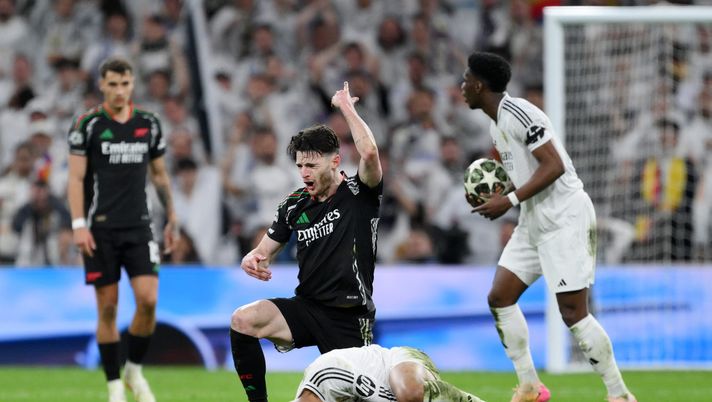 MADRID, SPAIN - APRIL 16: Declan Rice of Arsenal reacts whilst Kylian Mbappe of Real Madrid is laying on the pitch holding his ankle during the UEFA Champions League 2024/25 Quarter Final Second Leg match between Real Madrid C.F. and Arsenal FC at Estadio Santiago Bernabeu on April 16, 2025 in Madrid, Spain. (Photo by David Ramos/Getty Images) Sollievo per Mbappé e il Real Madrid: l’infortunio è meno grave del previsto - immagine 1
