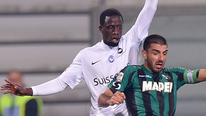 REGGIO NELL'EMILIA, ITALY - NOVEMBER 08: Boukary Dram? of Atalanta and Francesco Magnanelli of Sassuolo in action during the Serie A match between US Sassuolo Calcio and Atalanta BC at Mapei Stadium on November 8, 2014 in Reggio nell'Emilia, Italy. (Photo by Giuseppe Bellini/Getty Images)