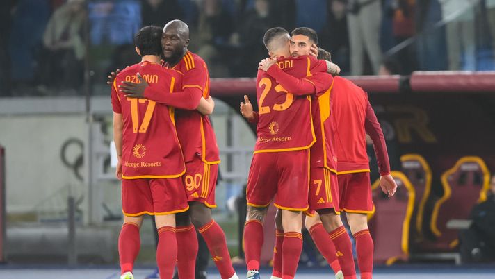 ROME, ITALY - DECEMBER 23: Lorenzo Pellegrini of AS Roma celebrates after scored the first goal for his team during the Serie A TIM match between AS Roma and SSC Napoli at Stadio Olimpico on December 23, 2023 in Rome, Italy. (Photo by Fabio Rossi/AS Roma via Getty Images) Mourinho si gode il capitano ritrovato: “Non mi sorprende, è stato esemplare” - immagine 1