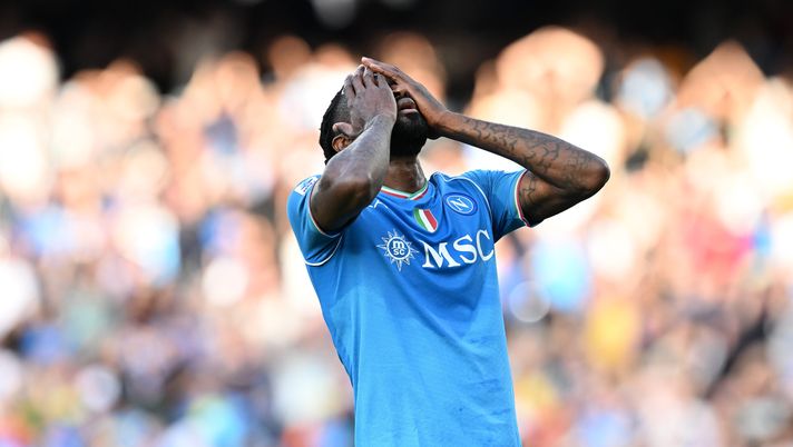 NAPLES, ITALY - APRIL 28: Frank Anguissa of SSC Napoli shows his disappointment during the Serie A TIM match between SSC Napoli and AS Roma - Serie A TIM at Stadio Diego Armando Maradona on April 28, 2024 in Naples, Italy. (Photo by Francesco Pecoraro/Getty Images) (Photo by Francesco Pecoraro/Getty Images) Anguissa, poca intensità e tanti errori: pioggia di insufficienze dai quotidiani - immagine 1