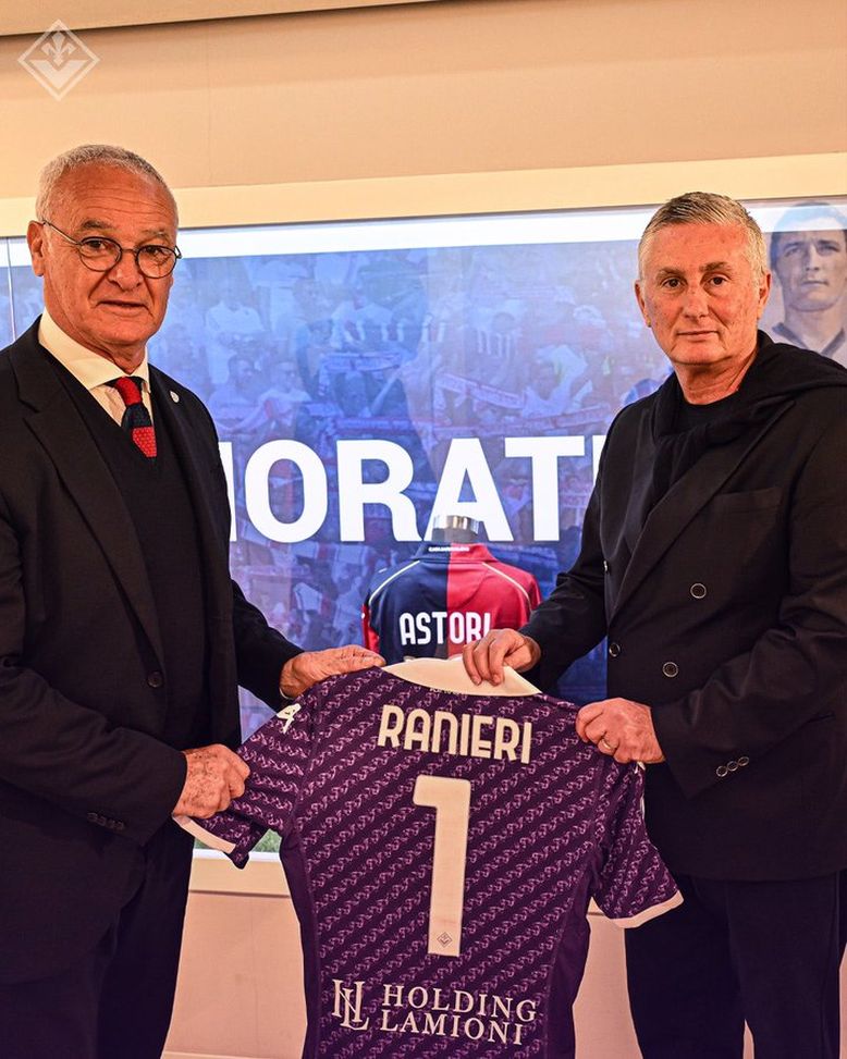 FOTO – L’ultima di Ranieri. Una maglia speciale donata dalla Fiorentina- immagine 2