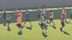 VIDEO – Riscaldamento palla in mano per la squadra. Chi sbaglia fa le flessioni