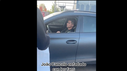 Ex Inter, Cancelo infastidito da alcuni tifosi. Poi chiarisce: “Ecco perché ho reagito così”