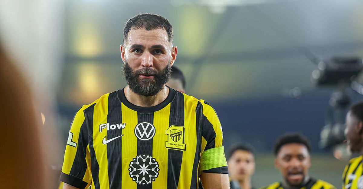 Benzema dall’Al-Ittihad ai rivali dell’Al-Hilal, un tifoso brucia la maglia autografata