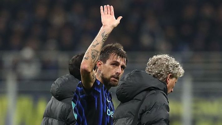 MILAN, ITALY - DECEMBER 09: Francesco Acerbi of FC Internazionale walk off with an injury during the UEFA Champions League 2025/26 League Phase MD6 match between FC Internazionale Milano and Liverpool FC at Stadio San Siro on December 09, 2025 in Milan, Italy. (Photo by Marco Luzzani/Getty Images) NEWS – Calhanoglu, Bellanova, Leao, Acerbi, Gosens, Angelino, Isaksen, Gimenez, Dovbyk: le novità - immagine 1