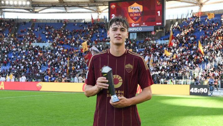 ROME, ITALY - SEPTEMBER 29: AS Roma player Niccolò Pisilli poses with the trophy as MVP match player during the Serie A match between AS Roma and Venezia at Stadio Olimpico on September 29, 2024 in Rome, Italy. (Photo by Luciano Rossi/AS Roma via Getty Images) Momento magico per Pisilli: il gol al Venezia, la gestione di Juric e il consiglio per il fanta - immagine 1