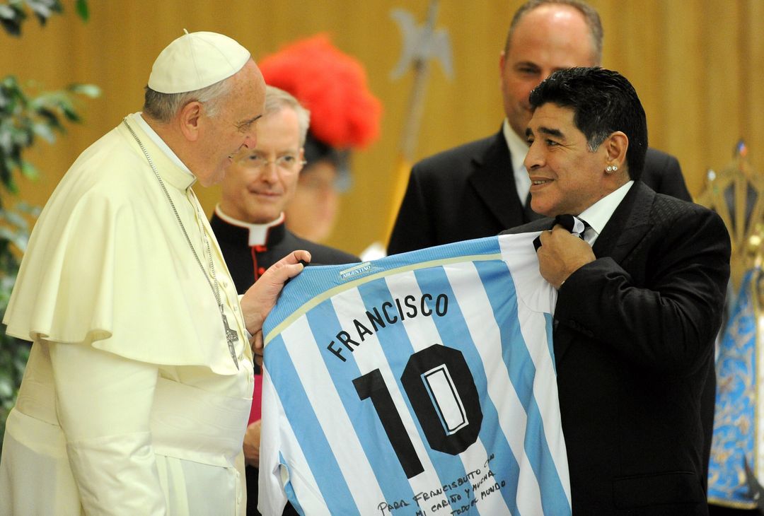 Maradona e Papa Francesco si incontrarono a Roma nel 2014 per il match internazionale per la pace