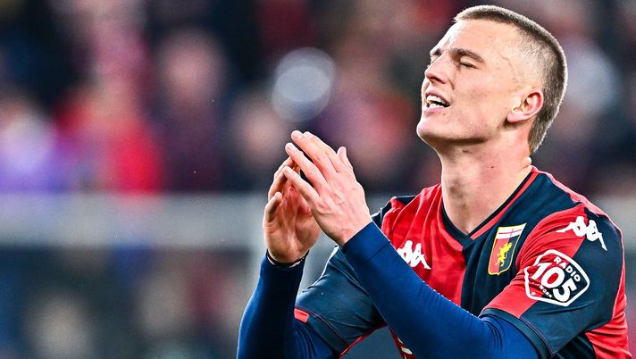 GENOA, ITALY - JANUARY 13: Albert Gudmundsson of Genoa reacts with disappointment during the Serie A TIM match between Genoa CFC and Torino FC at Stadio Luigi Ferraris on January 13, 2024 in Genoa, Italy. (Photo by Simone Arveda/Getty Images) Tanto tuonò che (non) piovve. Come Berardi e De Paul, Gudmundsson ci lascia “vuoti” - immagine 1
