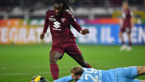 TURIN, ITALY - JANUARY 11: Yann Karamoh of Torino is challenged by Michele Di Gregorio of Juventus during the Serie A match between Torino and Juventus at Stadio Olimpico di Torino on January 11, 2025 in Turin, Italy. (Photo by Valerio Pennicino/Getty Images)
