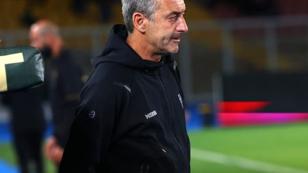L'allenatore del Lecce Marco Giampaolo osserva la partita di Serie A tra Lecce e Torino allo Stadio Via del Mare il 18 maggio 2025 a Lecce, Italia. (Foto di Maurizio Lagana/Getty Images)