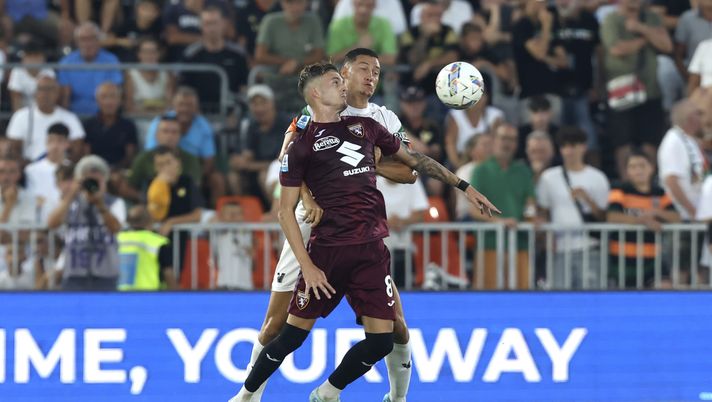 VENICE, ITALY - AUGUST 30: Jay Idzes of Venezia competes for the ball with Karol Linetty of Torino during the Serie A match between Venezia and Torino at Stadio Pier Luigi Penzo on August 30, 2024 in Venice, Italy. (Photo by Maurizio Lagana/Getty Images) Venezia-Torino 0-1, il tabellino: quattro ammoniti tra i granata - immagine 1