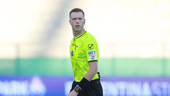 FLORENCE, ITALY - SEPTEMBER 21: Kevin Bonacina referee looks on during the Serie A match between ACF Fiorentina and Como 1907 at Artemio Franchi on September 21, 2025 in Florence, Italy. (Photo by Gabriele Maltinti/Getty Images) Torino, l’incontro con la Roma affidato a Bonacina. Al VAR Mazzoleni - immagine 1