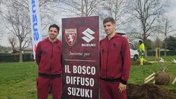 Simeone e Prati piantano alberi in Piazza d’Armi: il Toro rinnova l’impegno con Suzuki