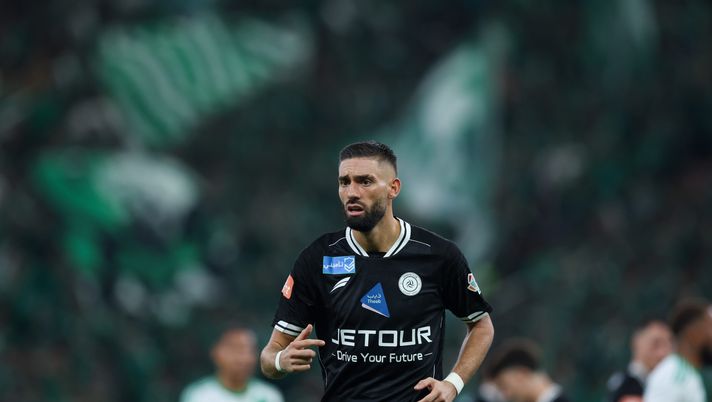 JEDDAH, SAUDI ARABIA - OCTOBER 17: Yannick Carrasco of Al Shabab looks on during the Saudi Pro League match between Al Ahli and Al Shabab at King Abdullah Sports City on October 17, 2025 in Jeddah, Saudi Arabia. (Photo by Yasser Bakhsh/Getty Images) Carrasco vuole la Roma, ma l’Al Shabab punta a uno scambio in Arabia: il punto - immagine 1