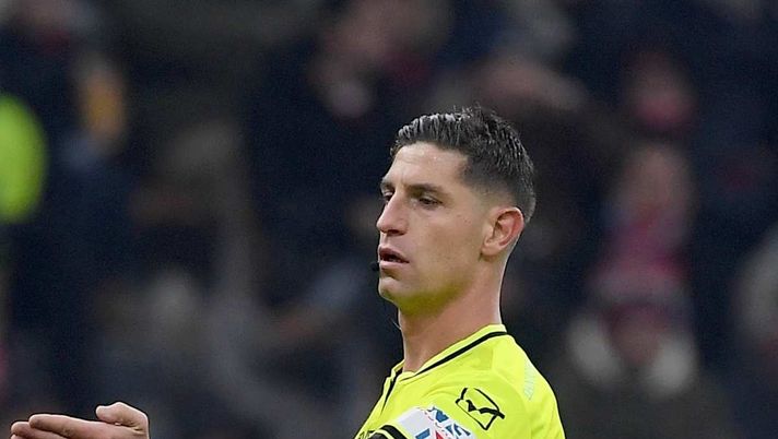 Giuseppe Collu (arbitro della Serie A), qui durante Milan-Lazio 1-0 (Serie A 2025-2026) | News (Getty Images) Milan-Lazio, Collu promosso VAR bocciato: ecco cosa filtra dai vertici arbitrali