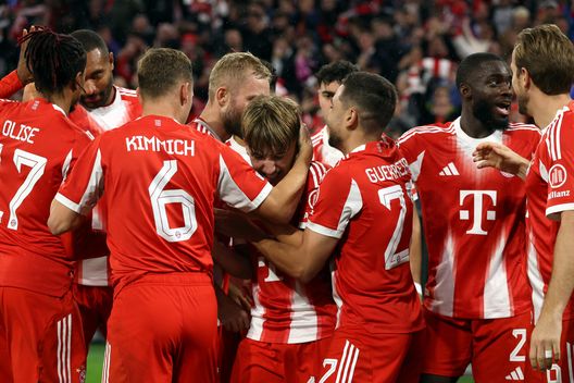 MUNICH, GERMANY - OCTOBER 22: I giocatori del Bayern Monaco festeggiano quando Lennart Karl segna il primo gol della sua squadra durante la UEFA Champions League 2025 a Monaco, Germania. (Photo by Alexander Hassenstein/Getty Images) Bayern Monaco Karl